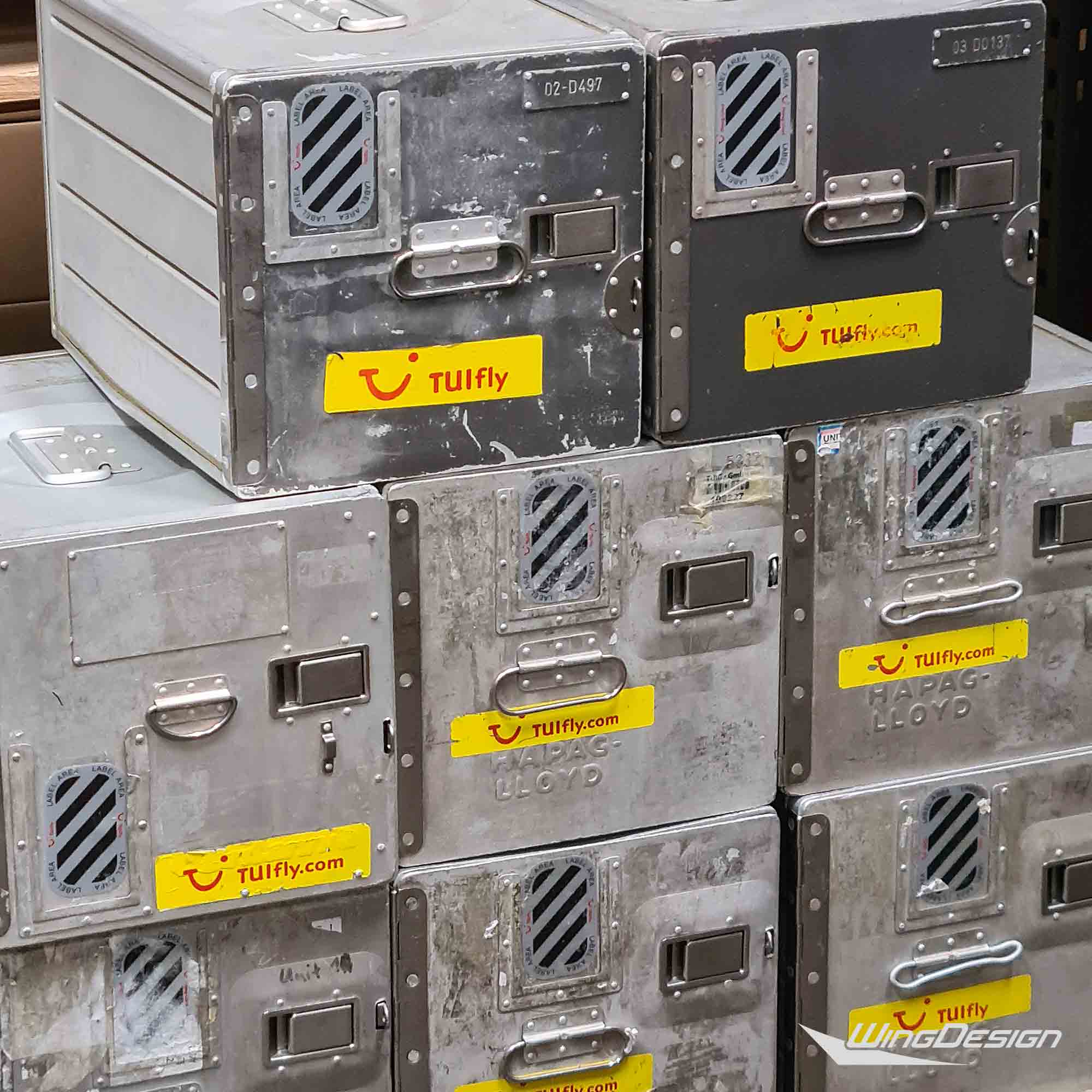 Stark gebrauchte Alu Bordboxen mit Defekten Stapelansicht