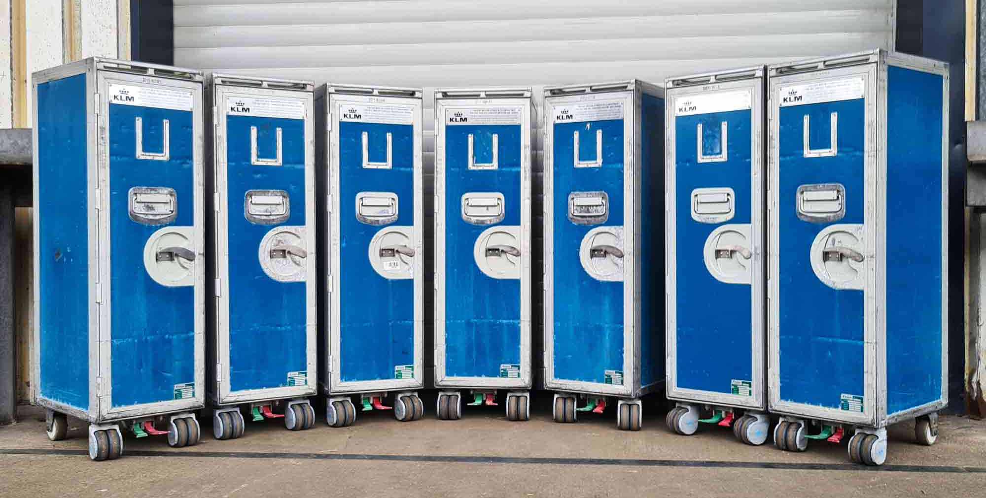 Sieben-gebrauchte-KLM-Flugzeugtrolleys-in-Blau-im-Lager-von-Wingdesign Sieben gebrauchte KLM Flugzeugtrolleys im Lager von Wingdesign