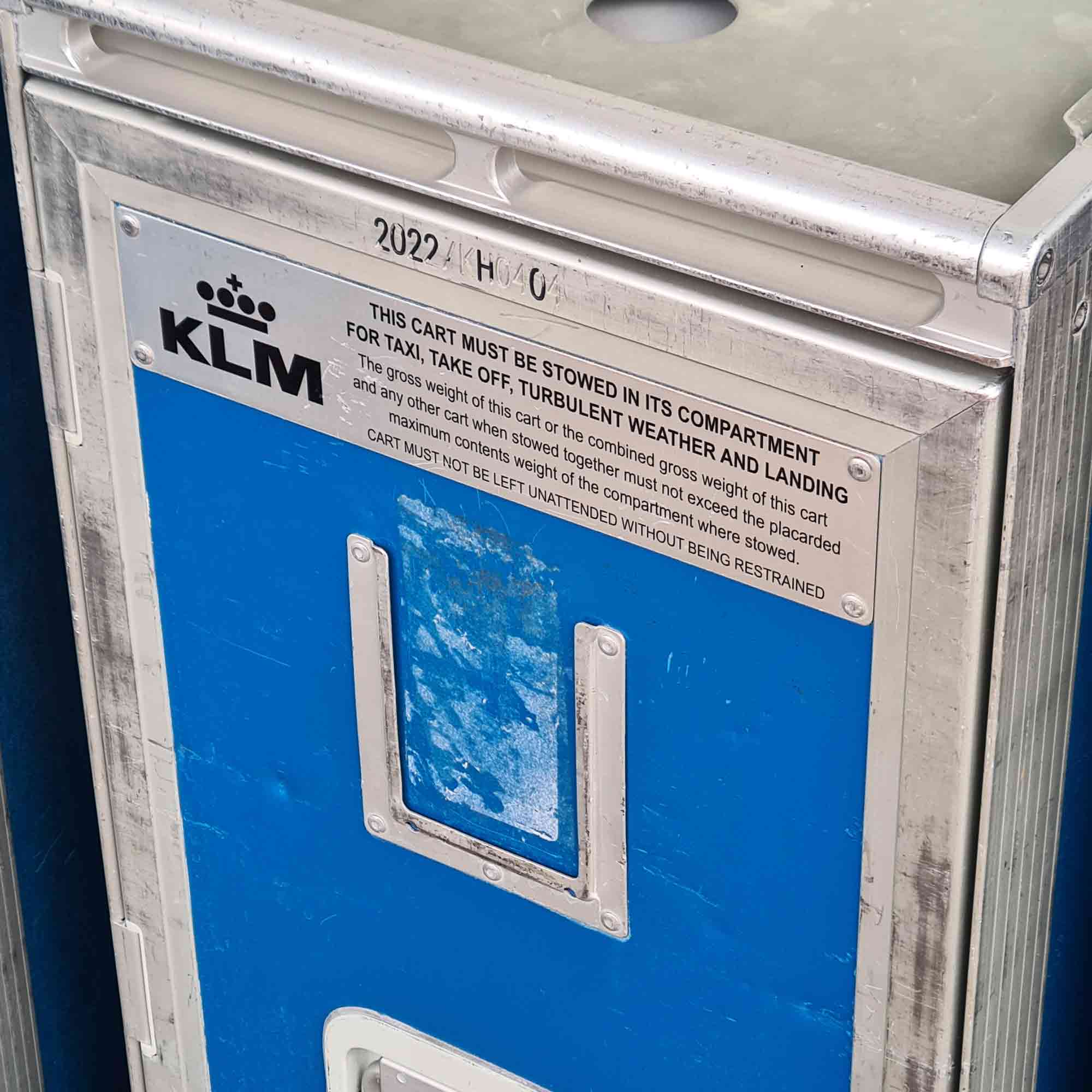 Original KLM Flugzeugtrolley mit Klappdeckel, blau, 103 cm,Tür Logoplakaette