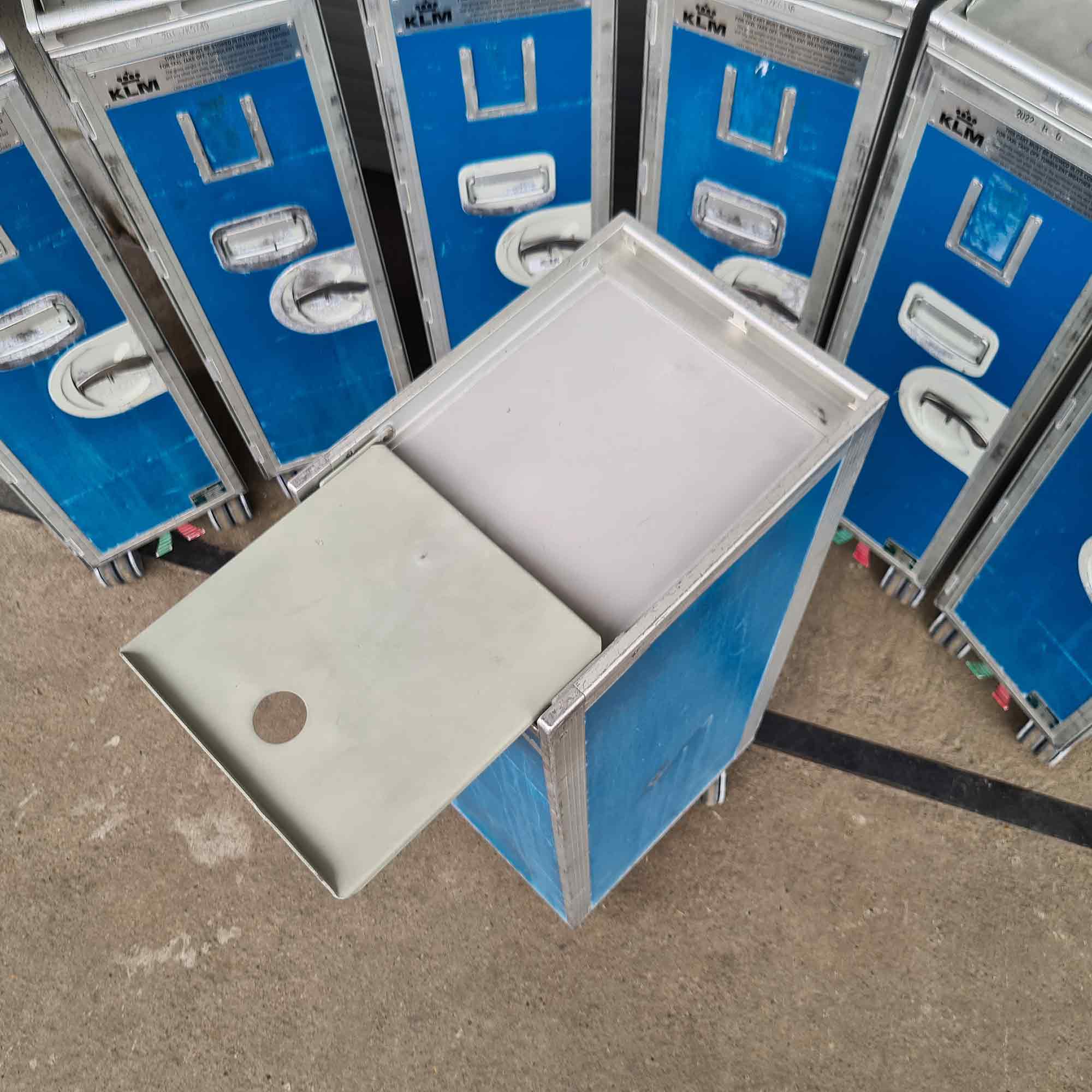 Klappdeckel des KLM Flugzeugtrolleys nach hinten aufgeklappt, Draufsicht mit Griffloch