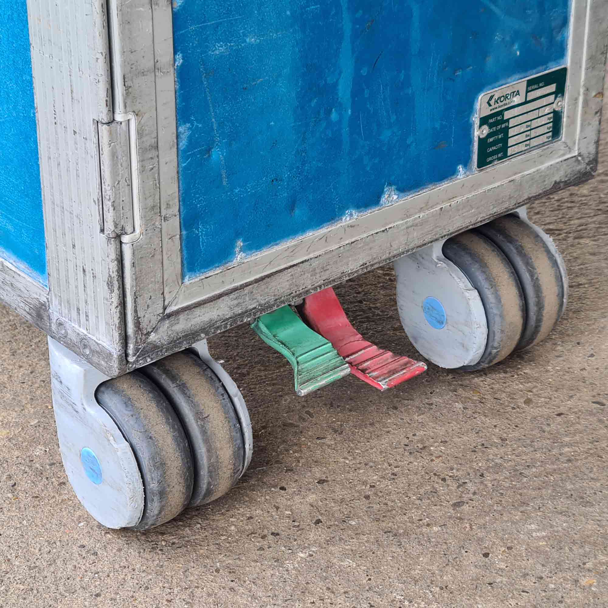 gebrauchter-original-klm-flugzeugtrolley-blau-103cm-bremssystem Original KLM Flugzeugtrolley gebraucht Bremspedale